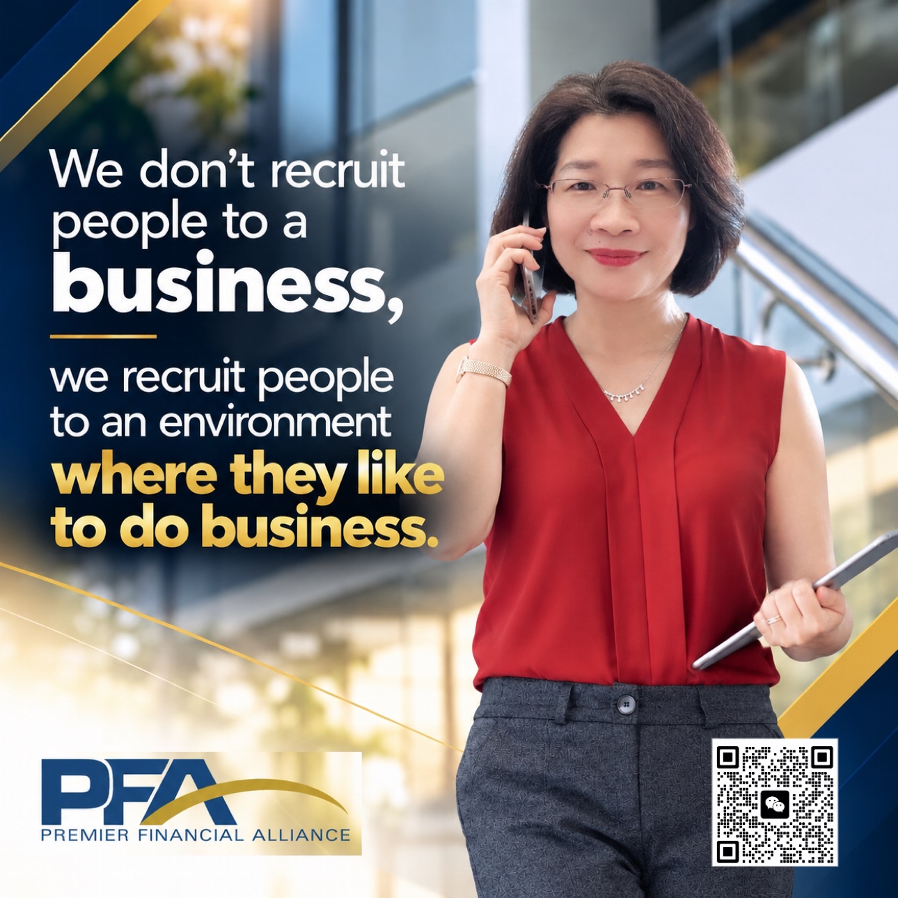 Linda Huang 红色上衣，手持电话与平板的 PFA 招募海报照片