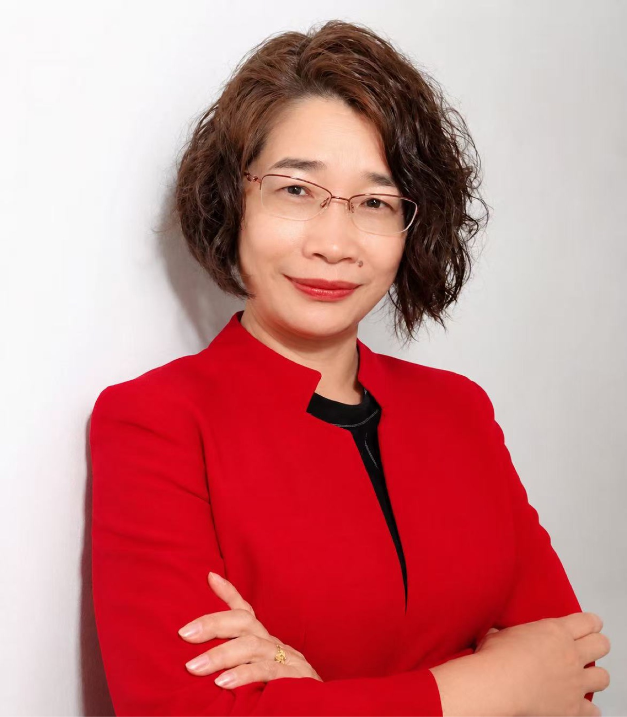 Linda Huang 职业形象照 — 红色西装，双臂交叉，微笑面对镜头